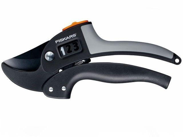 Купить Секатор контактный FISKARS PowerStep с храповым механизмом (111670) (FISKARS) (1000575)
